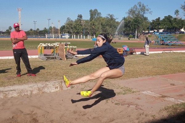 Samanta Angulo Velarde competirá en salto triple y salto de longitud.