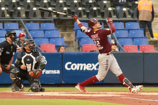 Tomateros no logra salir del bache.