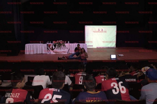 La doctora Martha Miramontes da su explicación a los presentes.