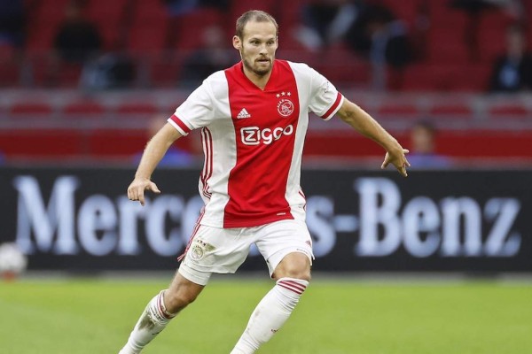 VIDEO capta el momento en el que un jugador del Ajax colapsa en partido tras fallar su desfibrilador