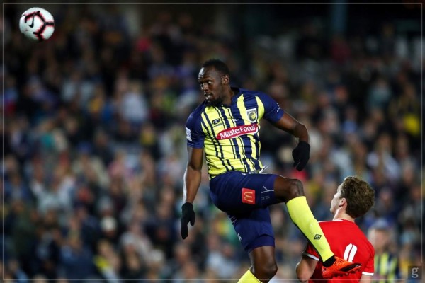 Usain Bolt tuvo algunos destellos de buen futbol.