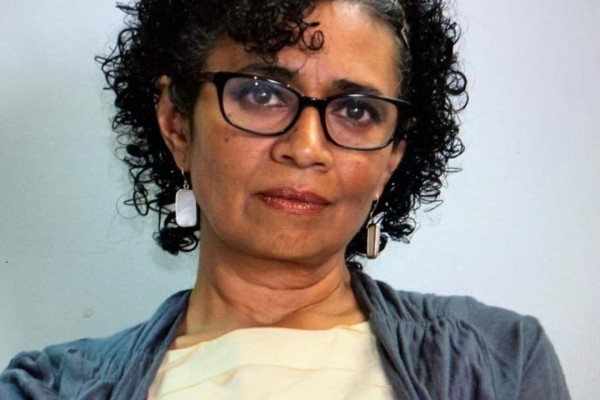 Estoy emocionada y agradecida, dice Malva Flores, ganadora del Premio Mazatlán de Literatura