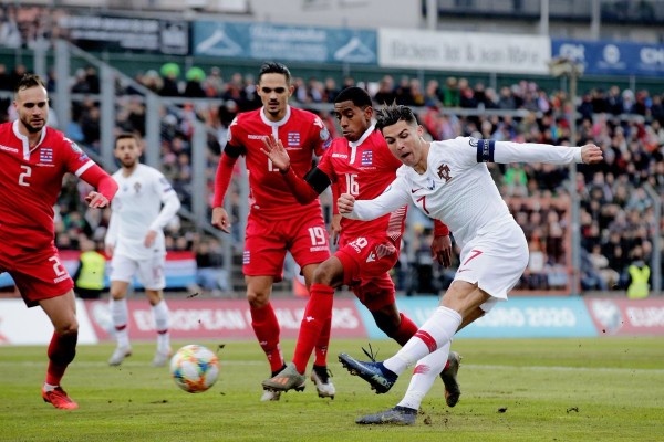 Cristiano Ronaldo fue uno de los autores de los goles portugueses. (Foto: Twitter @UEFAEURO)