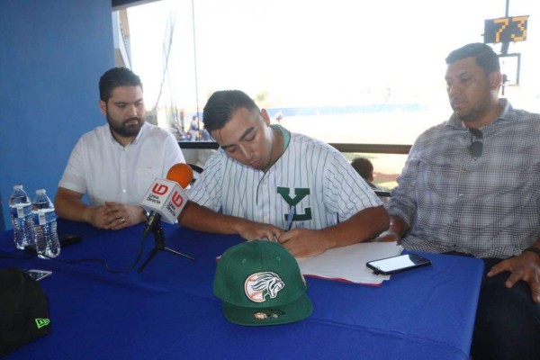 Firma Cardenales de San Luis al zurdo Héctor Villalobos
