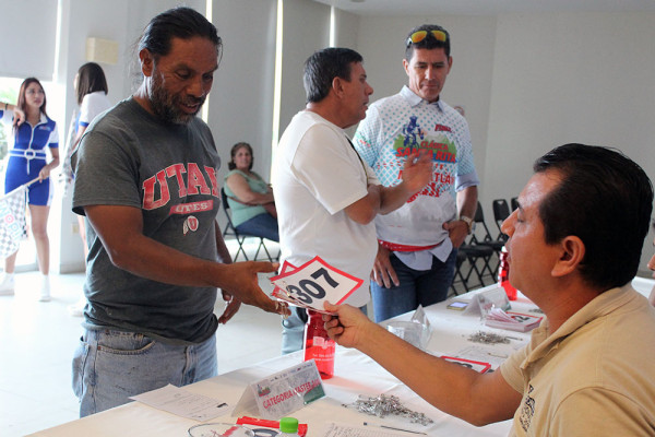 Los corredores reciben su número de participación.