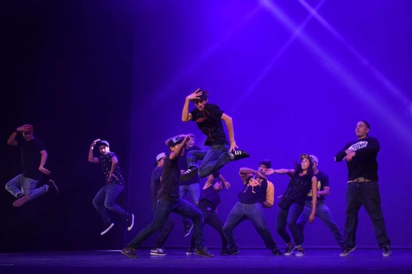 Muestran su danza del Siglo 21