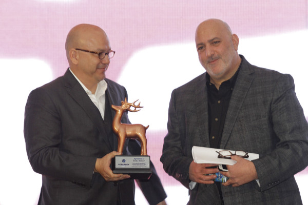 Jorge García Félix, presidente de Coparmex Mazatlán, entrega reconocimiento a Emilio Betech, quien impartió la primera charla.