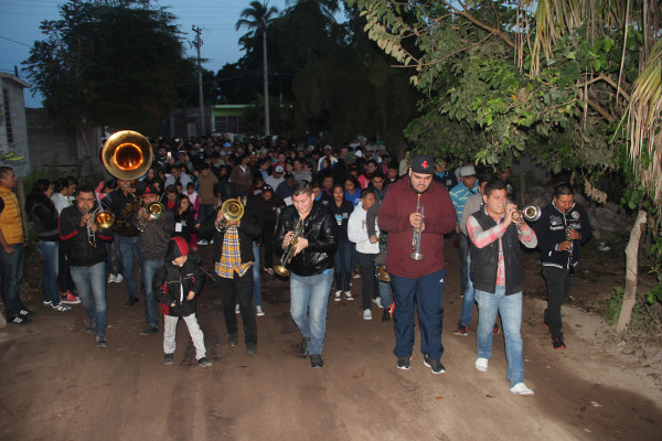 Al son de la banda los rosarenses disfrutaron el inicio de los festejos de Chametla.