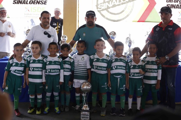 Los equipos reciben sus premios.