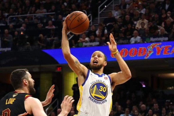 Stephen Curry lleva a su equipo al título.