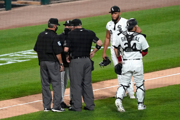 Rick Rentería discute con los umpires. (Twitter @IamCubsessed)