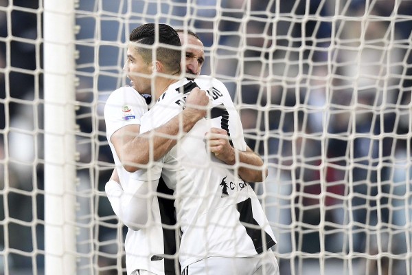 Cristiano Ronaldo es felicitado por Giorgio Chiellini. (Foto: @chiellini)