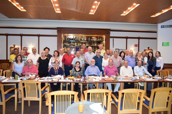 Los ex alumnos de la Secundaria Prevocacional estrecharon lazos de amistad durante la reunión.