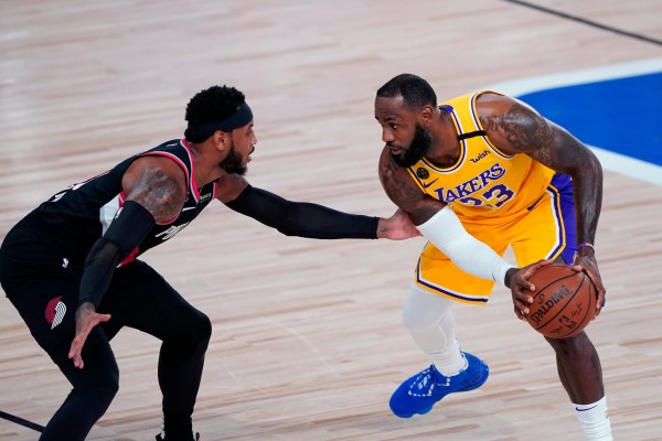 Los Trail Blazers supieron mantener el juego a su favor ante los Lakers. (Twitter @NBAMEX)