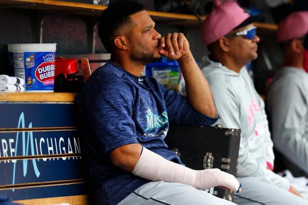 Canó salió con fractura en la mano.