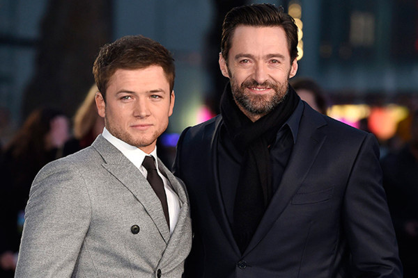 Taron Egerton y Hugh Jackman.