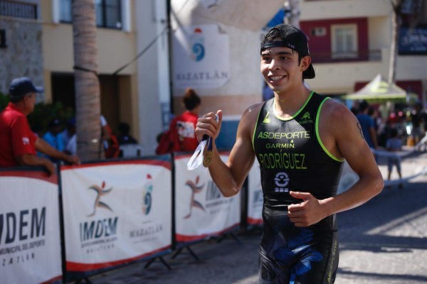Abraham Rodríguez Moreno se lleva los máximos honores en el Triatlón Imdem Olas Altas.