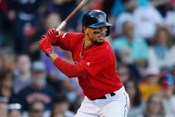 Mookie Betts es pretendido por Dodgers y Padres.