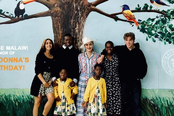 Como regalo de cumpleaños, Madonna está recabando fondos, a nivel mundial, para su Fundación Raising Malawi. que creó en 2006 para hacer frente a la pobreza de los huérfanos y los niños vulnerables de ese país africano.