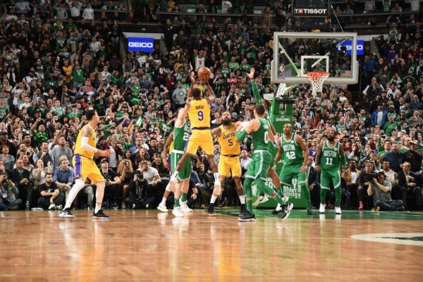 LeBron James y Lakers logran una victoria que reanima