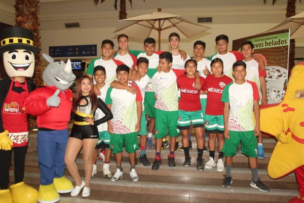 La Academia de Baloncesto Indígena estuvo presente en la rueda de prensa.