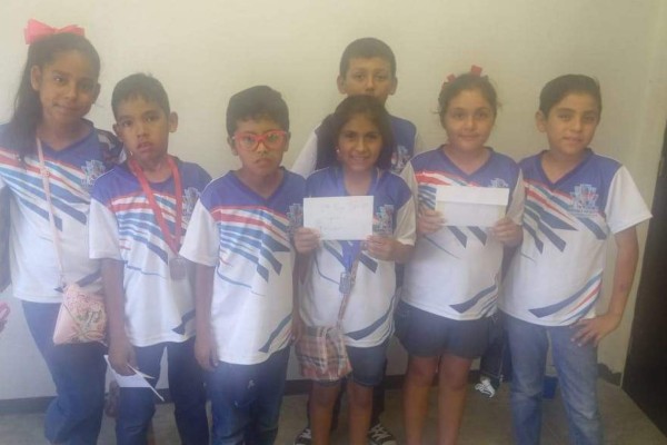 Los estudiantes están orgullosos de sus resultados.