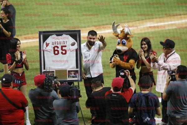 Venados de Mazatlán entrega reconocimiento a José Luis Urquidy