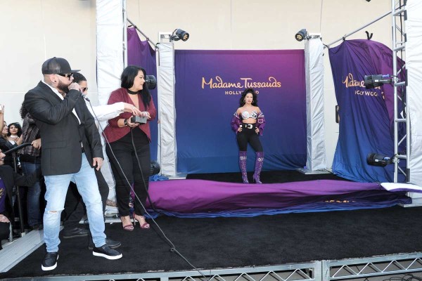 A 21 años de su muerte es develada la escultura de cera de la cantante.
