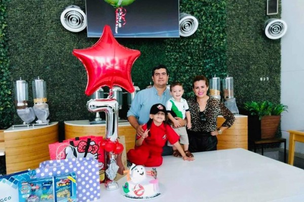 Brianda entre sus padres, Miguel Ángel Guerrero y Brianda Elena Peraza, y su hermanito, Miguel Ángel.