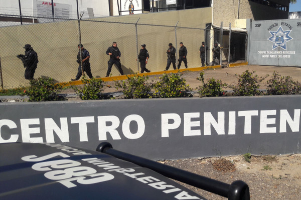 Cuerpos de socorro y elementos de seguridad pública arribaron al penal mazatleco, ante el reporte de heridos a causa de dos riñas.