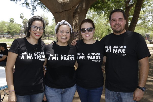 Rebeca y Érika Lora, Selene García y Víctor Angulo, organizadores.