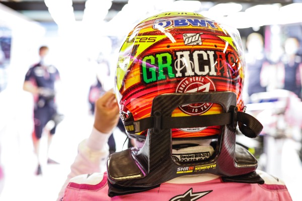 Sergio Checo Pérez utiliza un casco edición especial. Foto: Twitter @SChecoPerez