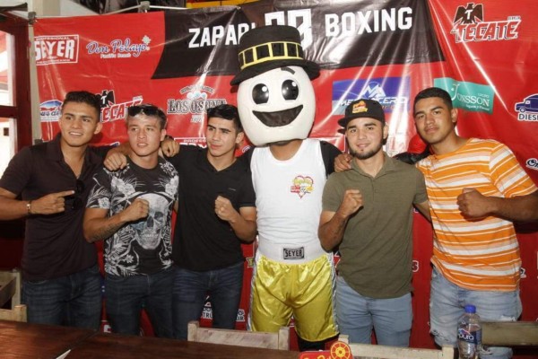 Los boxeadores de la velada están listos para la función.