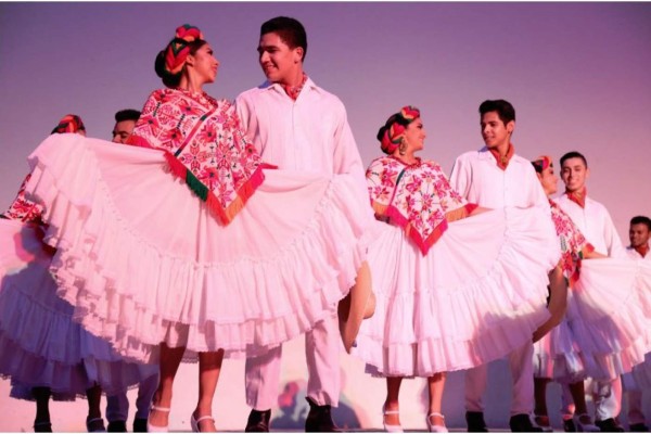 Energía y pasión por el folclor expresan los bailarines., la tarde noche del viernes.
