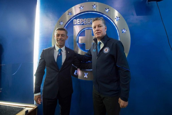 Pedro Caixinha posa junto a Ricardo Peláez.