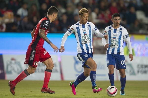 Keisuke Honda conduce el balón ante la marca de Víctor Aguilera.