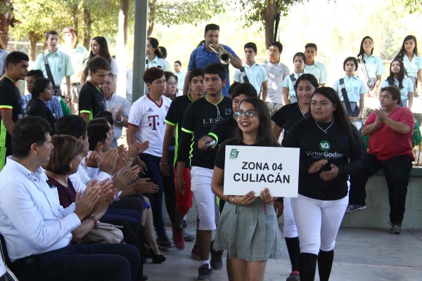 La Zona 04 de Culiacán desfila.