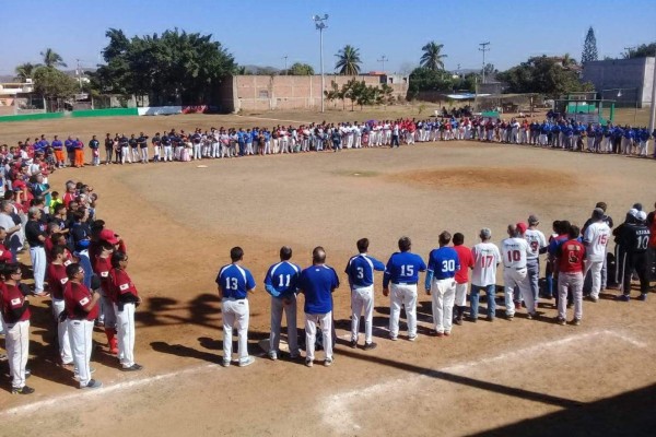 Los equipos posan sobre el diamante.