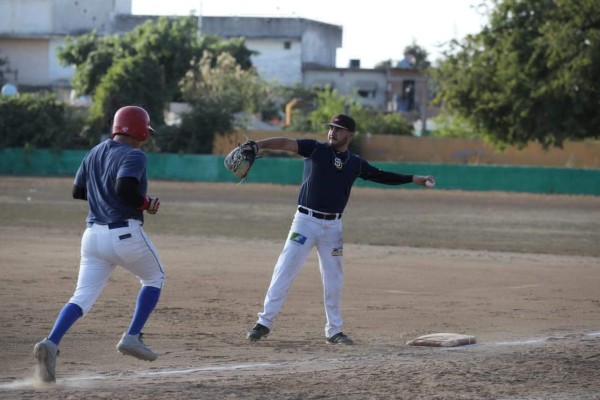 Bar El Clássico pierde lo invicto en la Liga de Beisbol Meseros al Bat