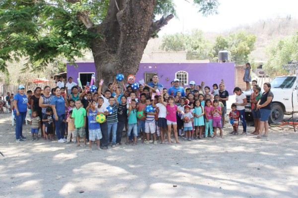 El DIF municipal y el Ayuntamiento de Rosario hicieron una gira por la zona serrana, para llevar regalos y alegría a esas comunidades como parte del festejo del Día del Niño.