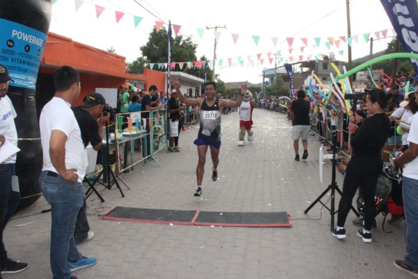 Esaul Hernandez al momento de llegar a la meta.