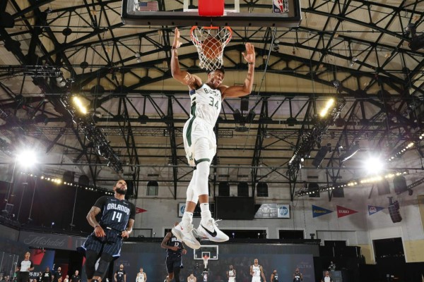En una tarde espectacular desde el triple es Antetokounmpo el que más brilla. Foto: Twitter @NBA