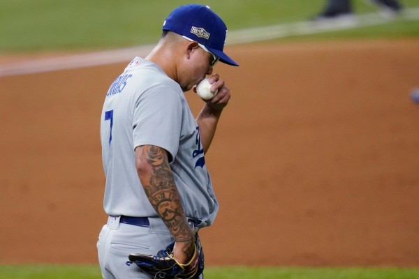 Julio Urías tendrá la responsabilidad de ser el abridor por los Dodgers en el Juego 3 de la Serie de Campeonato de la Liga Nacional.