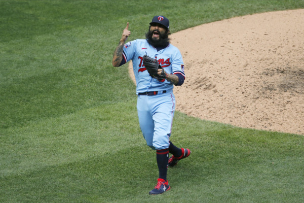 Sergio Romo se acredita el salvamento.