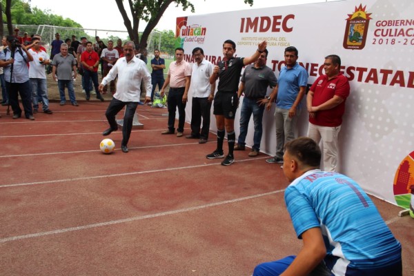 El Alcalde Jesús Estrada Ferreiro da la patada inaugural.