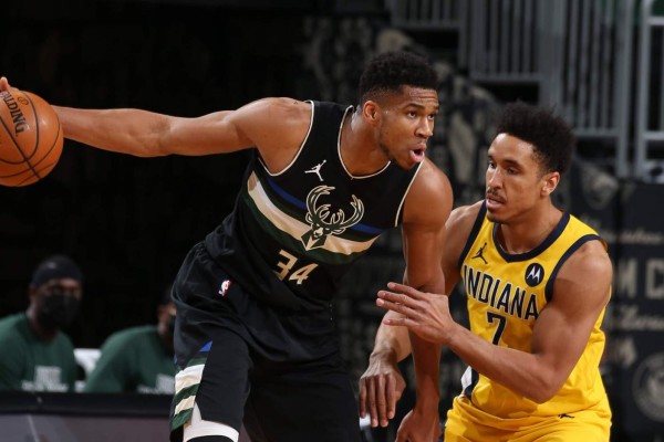 Giannis Antetokounmpo finalizó con 21 puntos, 14 rebotes y 10 asistencias sin necesidad de jugar el último cuarto. Foto: Twitter @NBAMEX