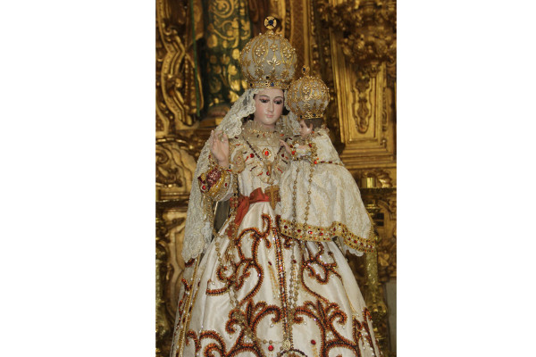 Se realizó ayer al mediodía el cambio de vestido de la Virgen.