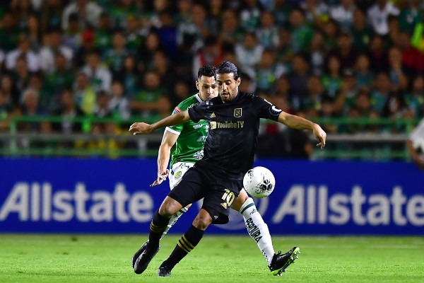 Carlos Vela recibe halagos de Alessandro del Piero