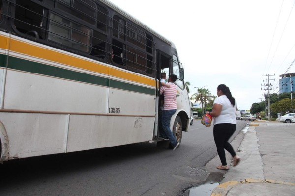En Mazatlán, vigilan que camiones no excedan 50% de pasaje
