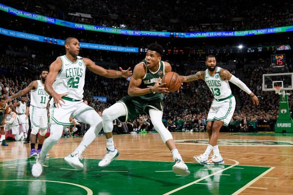 Bucks de Milwaukee se pone en ventaja en la serie. (Foto: @NBA)